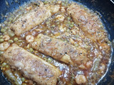 Merluza en salsa, con trigueros guisantes y gambitas