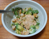 Foto del paso 4 de la receta: Aguacate relleno de camarones