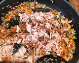 Foto del paso 3 de la receta: Huevos con atún, fritura y tomate