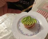 Foto del paso 5 de la receta: Ensalada de tomate salmón y queso fresco y aguacate con Vidalim