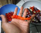 Foto langkah ke 1 dari resep Sambal Bawang Pedas Pas.