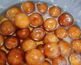 गुलाबजामुन मिश्रण के गुलाबजामुन (Gulabjamun mishran ke gulabjamun recipe in hindi)) रेसिपी चरण 6 फोटो