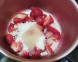 Foto langkah ke 1 dari resep Strawberry panacotta.