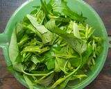 Foto langkah ke 2 dari resep Tumis Bunga Pepaya dan Kangkung Khas Manado.