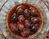 Foto del paso 3 de la receta: 🫒 🧄Aceitunas rellenas con morrón fresco, en conserva de hierbas, especias y ajo🧄🫒