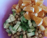 Foto del paso 4 de la receta: Ensalada de garbanzos con aguacate, naranja y bimi