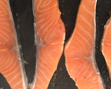Foto del paso 2 de la receta: Salmón fresco a la plancha con habitas y ajos tiernos