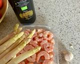 Une image de l'étape 1 de Casarecce, asperges citronnées et crevettes rôties.