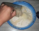 Foto langkah ke 3 dari resep Resep Donat Empuk Dan Lembut Tanpa Mixer Tanpa Bread Improver.