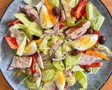 Une image de l'étape 4 de Salade Niçoise au Thon et Anchois Grillés.
