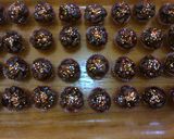Foto langkah ke 4 dari resep Choco Peanut Corn Flakes Cookies.