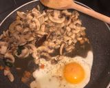 Foto del passaggio 2 della ricetta Funghi in crema di gorgonzola e uovo