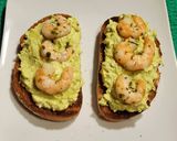 Foto del paso 6 de la receta: Tostas con aguacate, huevo, salsa mahonesa y langostinos