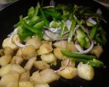 Foto del paso 2 de la receta: Papas🥔, pimiento verde y cebollas🌰en salsa🍅de tomate🍳