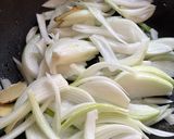 A picture of step 4 of Braised Pork Ribs with Onions.
