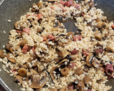 Foto del paso 4 de la receta: Risotto de champiñones con jamón y huevo