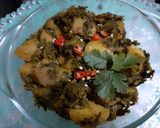 A picture of step 4 of Alu meethi (fenugreek leaves).