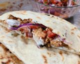 Foto del paso 9 de la receta: 🥙Shawarma de pollo en pan pita 🥙 con vegetales y dos salsas 🥙