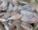 Hình bước làm 1 của món Ếch Núp Rơm (Ếch Núp Lùm)