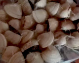 Foto del paso 1 de la receta: Merluza con almejas y gambas en salsa verde