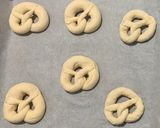 Foto del passaggio 7 della ricetta Bretzel o pretzel