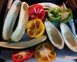 Foto del paso 1 de la receta: Pimientos tricolor gratinados rellenos de carne picada