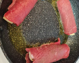 Foto del paso 4 de la receta: Rollito de ternera relleno de jamón y queso en salsa de pimentón