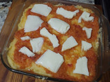 Polenta con salsa y queso