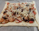 Foto del paso 5 de la receta: Hojaldre de pulpo y gambas, con palitos de surimi