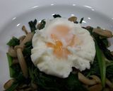 Foto del paso 6 de la receta: Wok de espinacas y shimeji con huevo poché