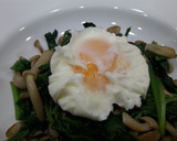 Foto del paso 6 de la receta: Wok de espinacas y shimeji con huevo poché