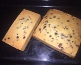 A picture of step 9 of Raisin milk chocolate chips cake.