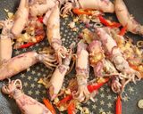 Foto langkah ke 2 dari resep Tumis bunga bawang cumi asin.