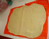 Foto del paso 9 de la receta: Empanada casera de tomate, atún y otros