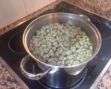 Foto del paso 1 de la receta: Habas salteadas con panceta, salchichas y butifarra negra