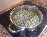 Foto del paso 1 de la receta: Habas salteadas con panceta, salchichas y butifarra negra