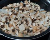 Foto del paso 3 de la receta: Tortilla de champiñones y cebolla con queso