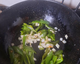 Foto del paso 4 de la receta: Pollo de corral con setas y ciruelas