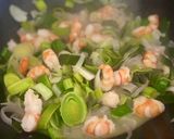 Une image de l'étape 2 de Pâtes et Poireau Crevettes.