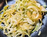 Foto del paso 2 de la receta: Ramen de carne, fideos zucchini y champiñones