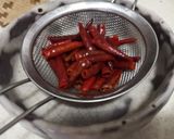 รูปขั้นตอนการทำที่ 3 ของ พริกทอดกรอบ รสหม่าล่า (麻辣香酥辣椒)