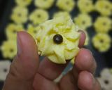 Foto langkah ke 4 dari resep Kue semprit susu.
