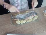 Merluza rellena de gambones con cama de patata panaderas