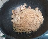 รูปขั้นตอนการทำที่ 1 ของ ผัดซีอิ้วเส้นหมี่ (หมูไก่ไข่)