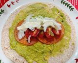 Gambar langkah 3 resipi 👩‍🍳Chicken Salami Wrap with Avacado Mash.