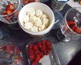 Foto del paso 1 de la receta: Postre fácil de fresas con merengues y crema