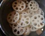 A picture of step 4 of Lotus Root Tempura Stuffed with Pork.