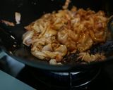 A picture of step 2 of Cha Kway Teow ผัดซีอิ้วหมู.