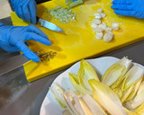 Foto del paso 1 de la receta: Endibias rellenas de crema de queso con nueces y mango