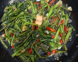 Foto langkah ke 5 dari resep Tumis kangkung kering.